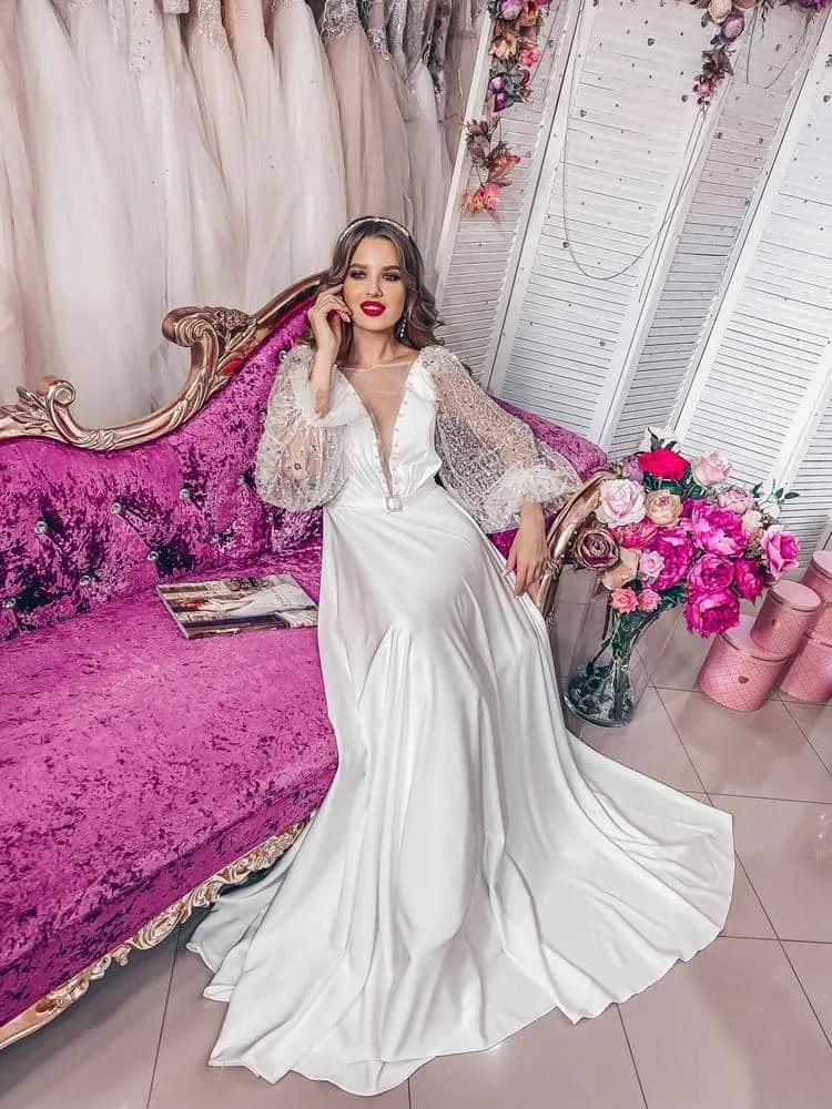 ---Elegant and refined slipped wedding dress enriched in transparency with many rhinestone decorations on the romantic puff slee