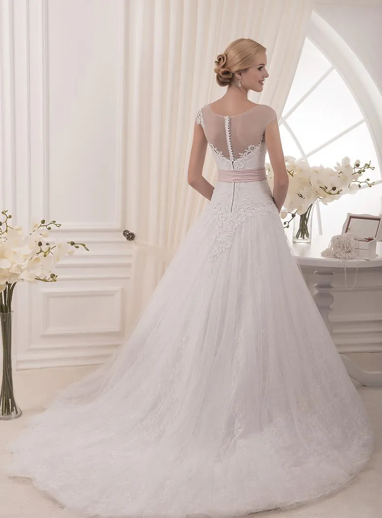 ---Sales workshop on the web, perfect wedding dress for a winter wedding look with long sleeves and transparent neckline--