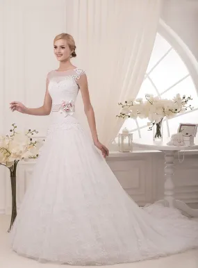 ---Sales workshop on the web, perfect wedding dress for a winter wedding look with long sleeves and transparent neckline--