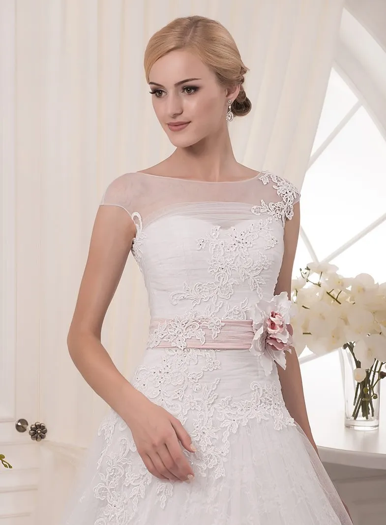 ---Sales workshop on the web, perfect wedding dress for a winter wedding look with long sleeves and transparent neckline--