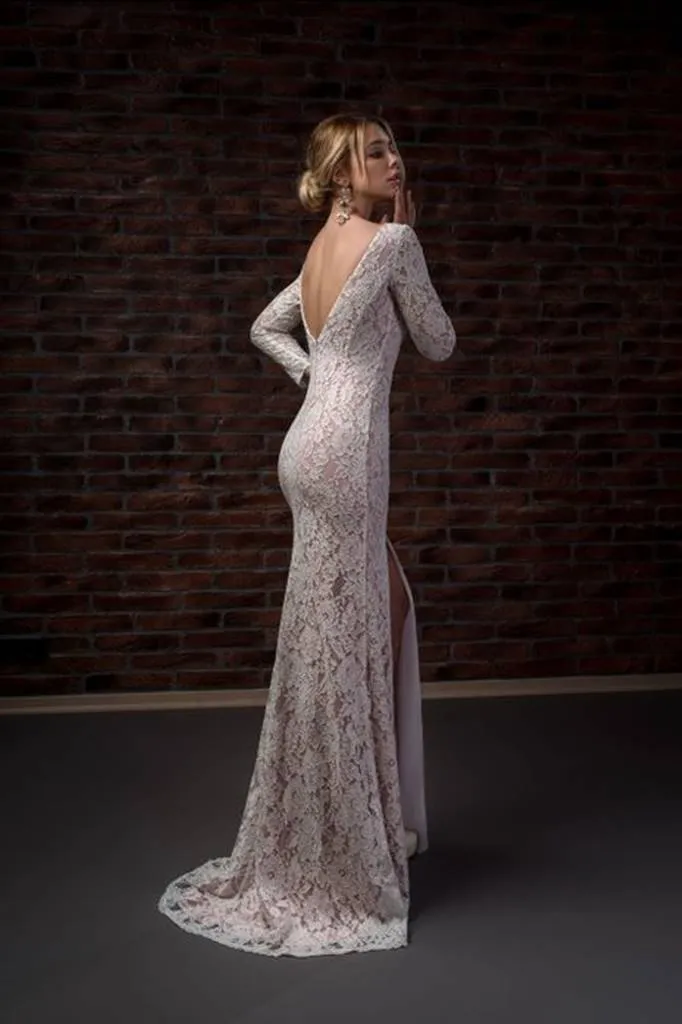 ---The wedding dress 2022 is made entirely of lace, the bustier is v-neck with a feminine and sensual neckline--